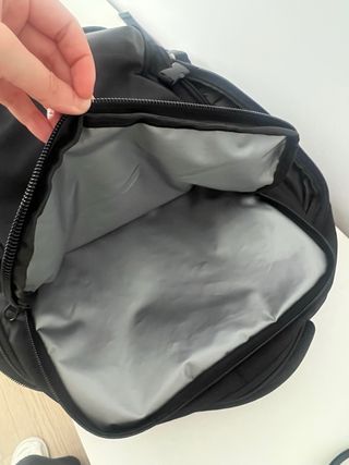 Mochila de viaje negra con USB