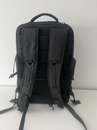 Mochila de viaje negra con USB
