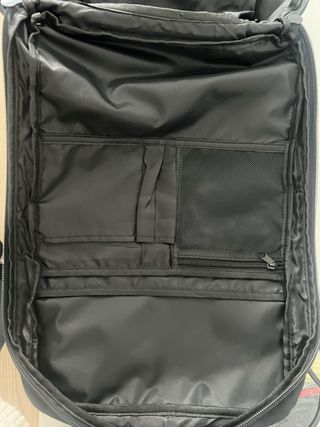 Mochila de viaje negra con USB