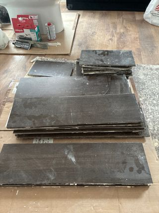 Regalo 14 Baldosas efecto madera oscura.