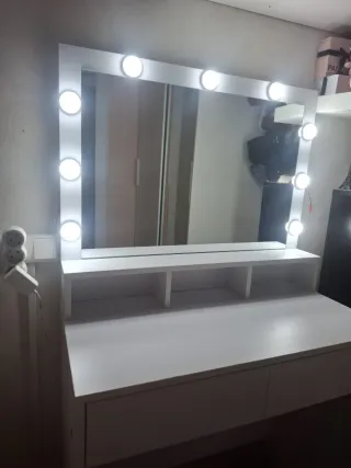 Tocador blanco con cajones y espejo