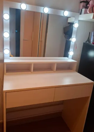 Tocador blanco con cajones y espejo