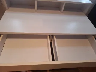 Tocador blanco con cajones y espejo