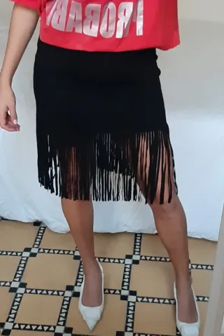 Falda negra con flecos