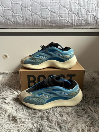 Adidas Yeezy 700 v3 Azul