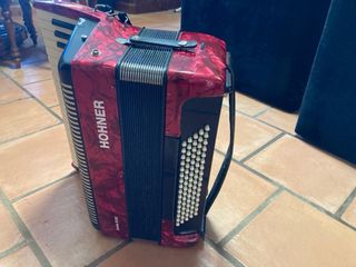 Acordeón 80 bajos rojo