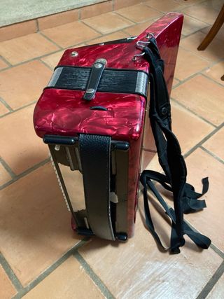 Acordeón 80 bajos rojo