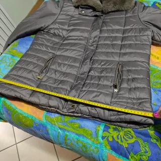 Giubbino grigio con cappuccio e pelliccia