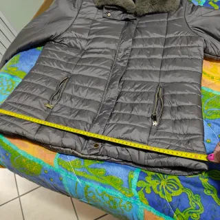 Giubbino grigio con cappuccio e pelliccia