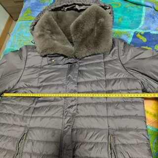 Giubbino grigio con cappuccio e pelliccia