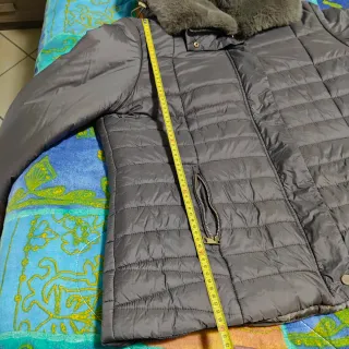 Giubbino grigio con cappuccio e pelliccia