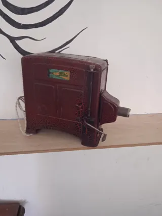 Proyector antiguo  "PAYÁ"  de hojalata