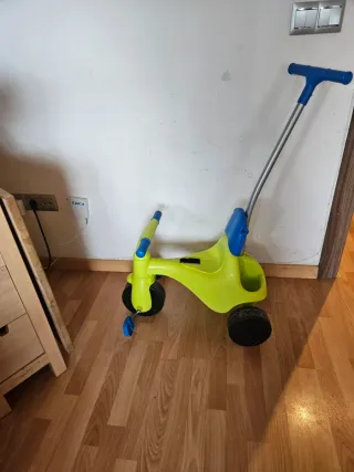 Triciclo infantil verde y azul.
