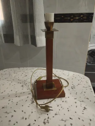 Lámpara de mesa madera y metal