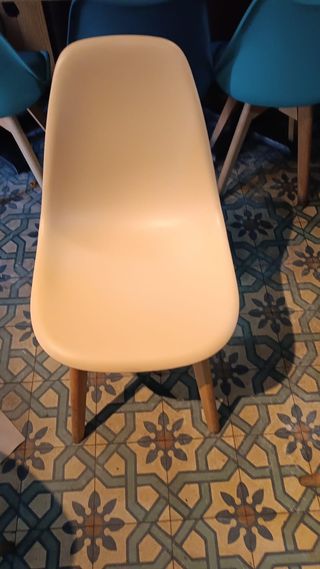 Mesas de madera y sillas para restaurante