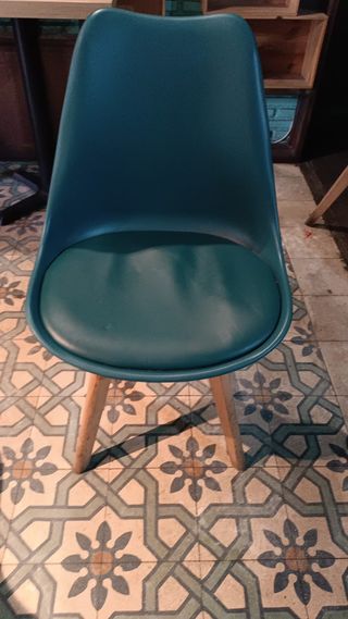 Mesas de madera y sillas para restaurante