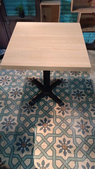 Mesas de madera y sillas para restaurante