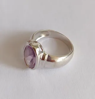 Anillo Oro Blanco 18K Piedra Morada Top