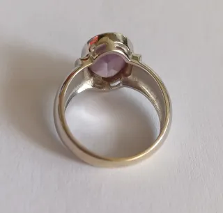 Anillo Oro Blanco 18K Piedra Morada Top