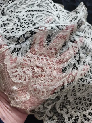 Cuello de encaje antiguo.