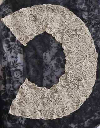 Cuello de encaje antiguo.