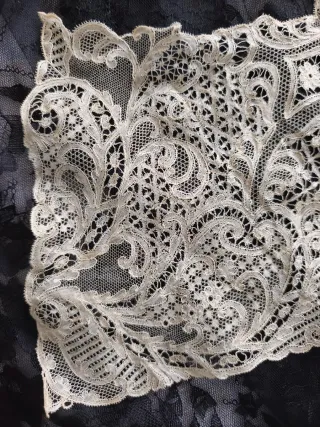 Cuello de encaje antiguo.