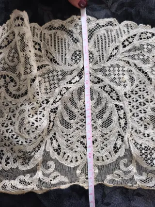 Cuello de encaje antiguo.