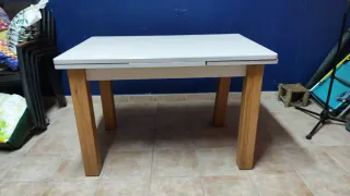 Mesa de salón y 4 sillas