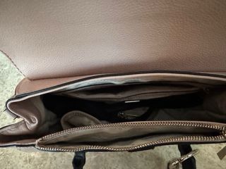 Bolso Guess combinado rosa y blanco