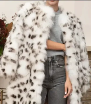 Abrigo de piel sin estrenar, de alta costura.