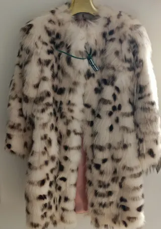 Abrigo de piel sin estrenar, de alta costura.