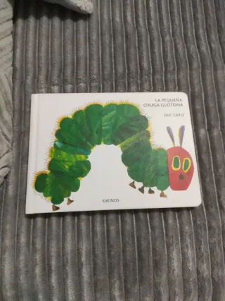 La pequeña oruga glotona cartoné mediana (Spani...