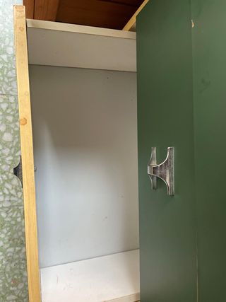 Cómoda 5 cajones verde madera y metal