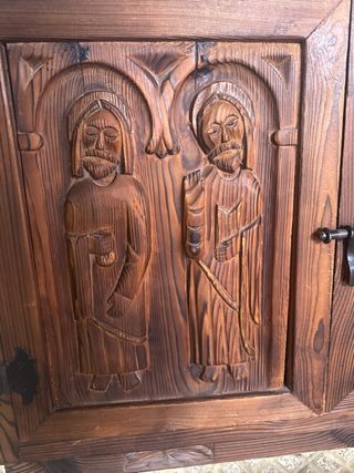 Taquillón de madera tallada