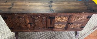 Taquillón de madera tallada