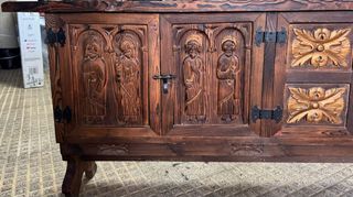 Taquillón de madera tallada