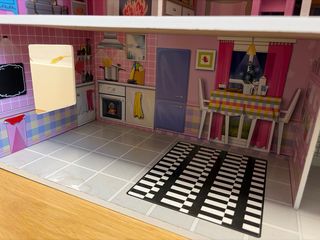 Casita de muñecas de madera rosa