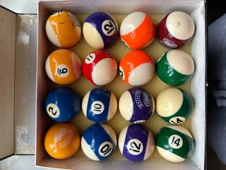 16 Bolas de Billar Pequeñas, en su caja.