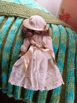 Muñeca de porcelana antigua con sombrero