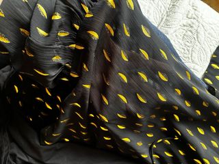 Vestido negro con estampado dorado