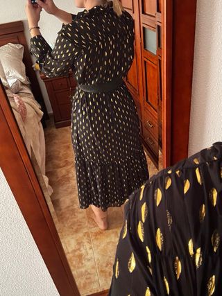 Vestido negro con estampado dorado