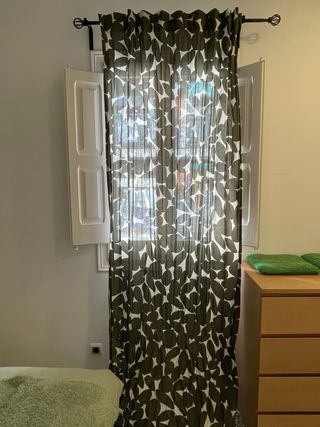 Cortina verde y blanca translúcida