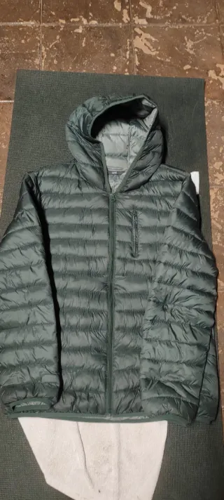 Chaqueta Uniqlo Plumas Talla L con Capucha