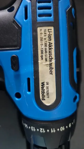 Sierra y taladro eléctrico azul