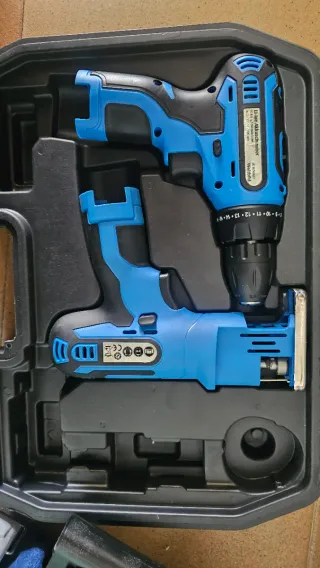 Sierra y taladro eléctrico azul