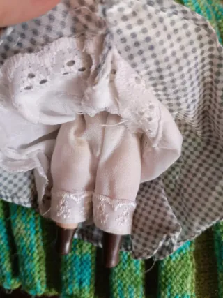 Muñeca de porcelana con sombrero