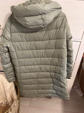Parka verde clarito con capucha