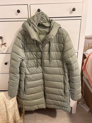 Parka verde clarito con capucha