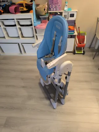 Trona evolutiva bebé azul y blanca