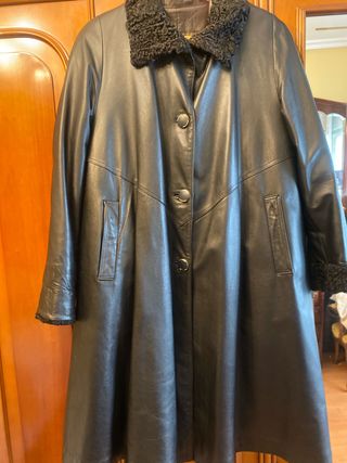 Abrigo de cuero negro con cuello y puños de pelo